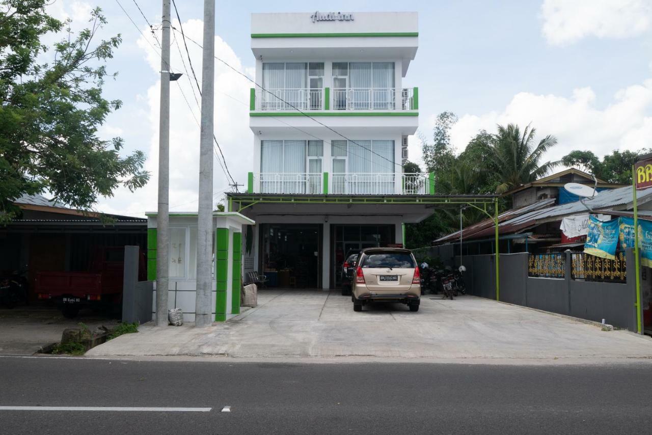 OYO 985 Audi Inn Hotel Tanjung Pandan Esterno foto